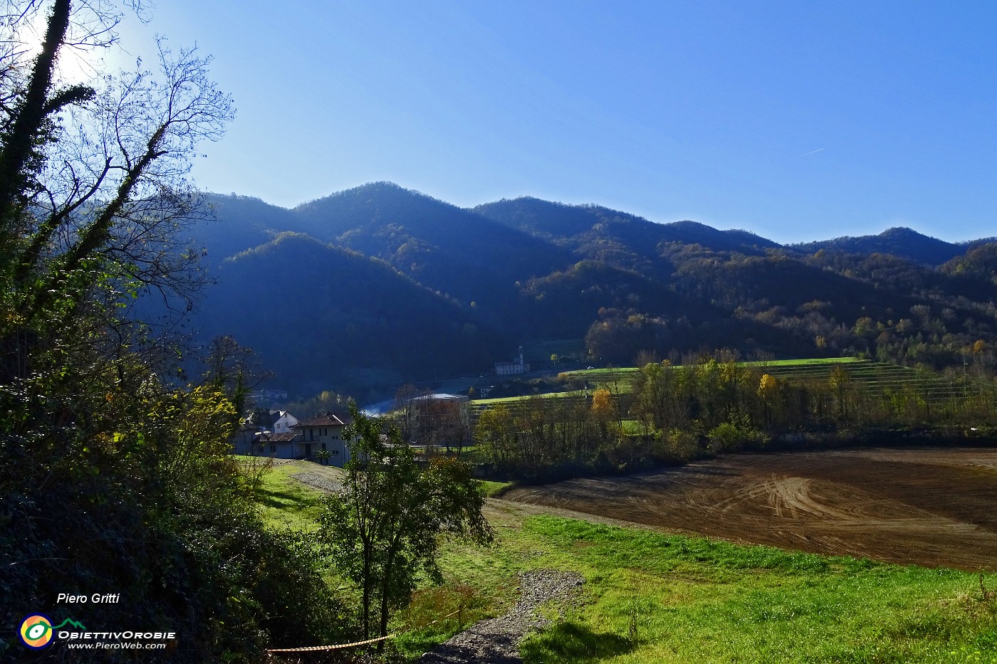 45 Via Cava di Sopra con vista verso Ca' de' Rizzi.JPG -                                